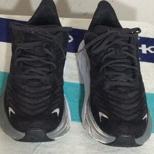 Black Streamlined Sneakers with Reflective Accents